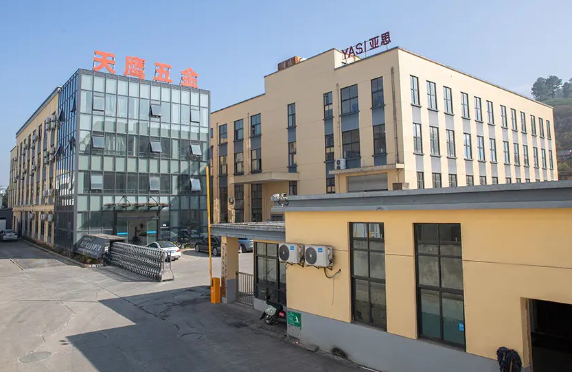 Esplora la tecnologia di sigillatura con punti metallici per la chiusura dei cartoni